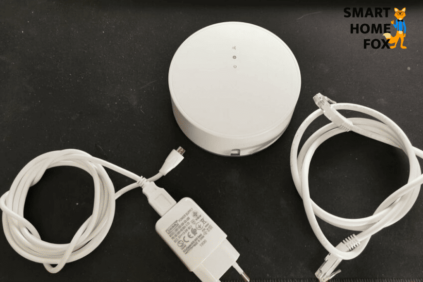 Man sieht das IKEA Smart Home Gateway auf dem Tisch liegen. 